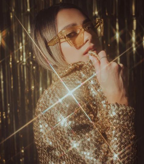 Photoshoot Lights, Streamer Decorations, Creative Photography Poses, Golden Fashion, Award Poster, Portraits Ideas, Party Models, Chain Dress, Photography Filters