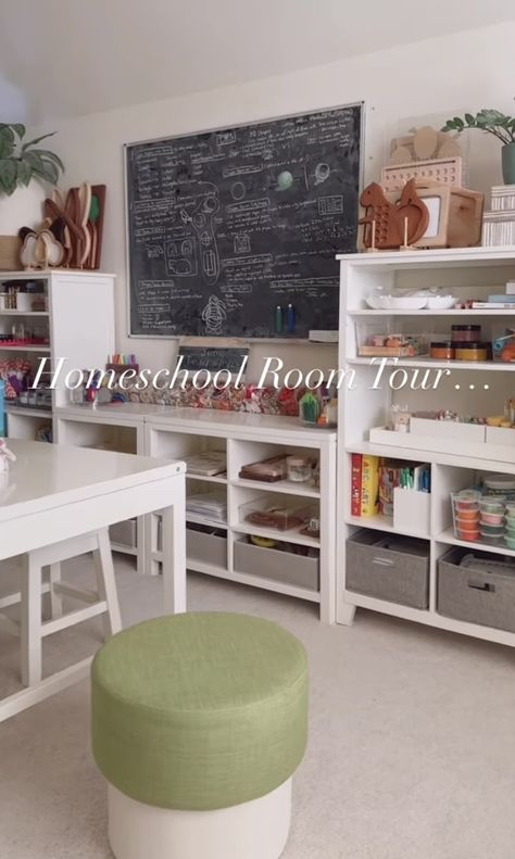 Homeschool In Dining Room Ideas, Home School Setup, School Room Homeschool, Homeschool Table, Homeschooling Room, Homeschool Area, Homeschool Room Ideas, Homeschool Room Design, Room Bookshelf