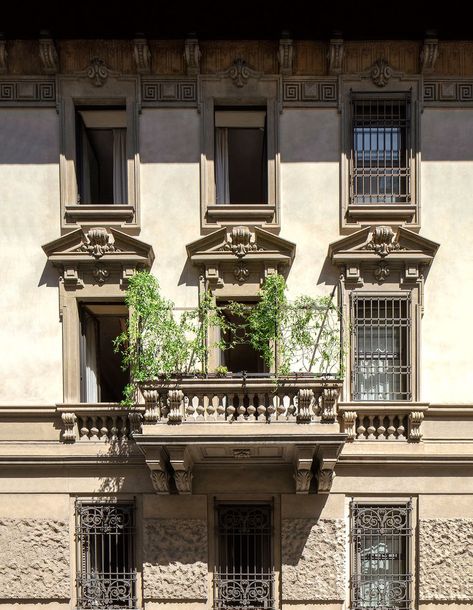 Studio Peregalli - Update of a Classic Milan Townhouse Milan Balcony, Milan Apartment Aesthetic, Italian Townhouse, Milan House, Classical Apartment, Milan Photoshoot, Italian University, Classic Townhouse, Italian Mansions