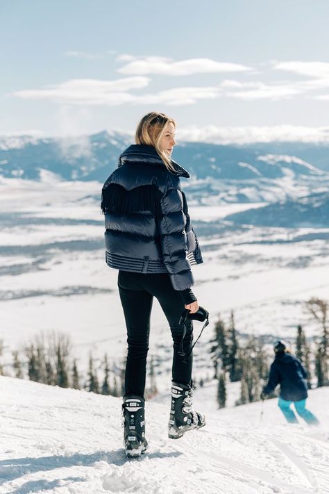 This Is By Far the Coolest Skiwear Edit I've Seen All Season Women Ski Fashion, Womens Ski Fashion, Ski Style Women, Skiing Outfit For Women, Ski Weekend Outfit, Ski Holiday Outfit, Warm Hiking Outfit, Ski Gear Women, Ski Fashion Womens