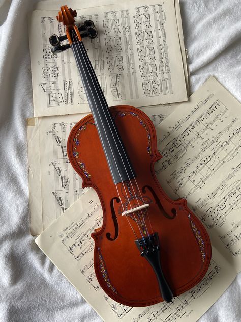 Hand Painted Personalised Violin Set Includes: Violin, Bow, Case, Strings, Rosin Each violin is hand painted with an intricate floral design. Violin Outfit, Violin Instrument, Violin Design, Instruments Art, Violin Case, Violin Bow, Violin Music, Music Student, Music Mood