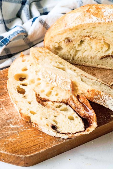 Bring the bakery to your kitchen with this delightful recipe. Learn how to make a sourdough loaf that's beautifully swirled with cinnamon sugar! Rosemary Sea Salt, Baking Vegan, Instapot Meals, Vegan Breads, Knead Bread Recipe, Olive Bread, Holiday Dinner Table, Multi Cooker, Recipes Bread