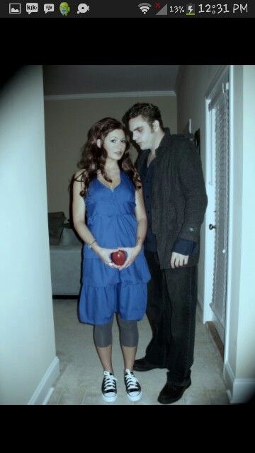 Bella Edward Costume, Twilight Group Costume, Edward Twilight Costume, Twilight Theme Party Outfit, Bella Twilight Halloween Costume, Twilight Party Costumes, Edward And Bella Halloween Costume, Twilight Couple Costume, Halloween Costumes Twilight