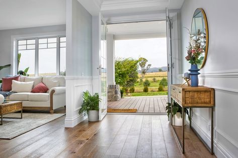 Four modern country homes which will make you swoon! - The Interiors Addict Australian Country Style, Modern Country Homes, Australian Countryside, Farmhouse Style Homes, Country Hamptons Style, Wainscoting Kits, Timber Handrail, Create Character, Australian Country