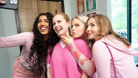 ‘Mean Girls’ Movie Musical Guide: Meet the New Plastics and That Surprise Extended Cameo Renee Rapp And Angourie Rice, Bebe Wood Actress, Avantika Vandanapu, Angourie Rice, Jonathan Bennett, Cady Heron, Stars D'hollywood, Mean Girls Movie, Renee Rapp