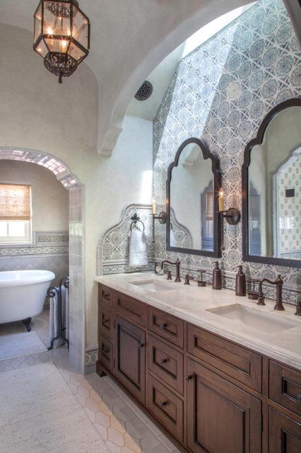 Spanish Colonial Bathroom Ideas, Modern Spanish Style Bathroom, Mexican Bathroom Ideas, Modern Spanish Bathroom, Spanish Revival Bathroom, Hacienda Bathroom, Spanish Style Home Interior, Modern Spanish Style, Spanish Style Bathrooms