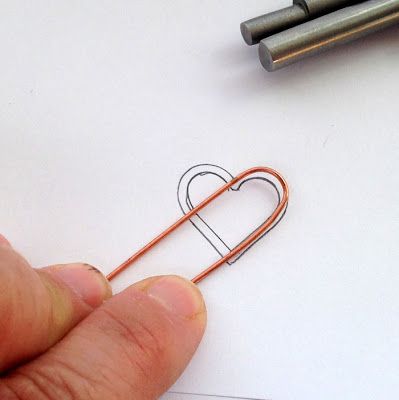 Lisa Yang's Jewelry Blog: How to Make Wire Heart Jewelry Wire Heart, Metalsmithing Jewelry, Diy Wire Jewelry, Stitch Marker, Wire Work Jewelry, Discount Jewelry, Work Jewelry, Old Jewelry, Jewelry Repair