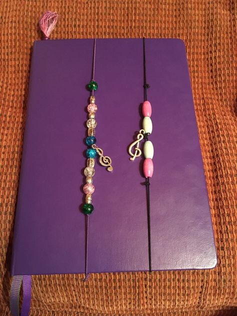 Handmade elastic bookmarks DIY How to. #bookmark #cute #handmade #DIY #purple Elastic Bookmarks, Diy Elastic, Bookmarks Diy, Handmade Bookmarks Diy, Charm Bookmark, Crochet Bookmark Pattern, Bookmark Craft, Beaded Bookmarks, Diy Bookmarks