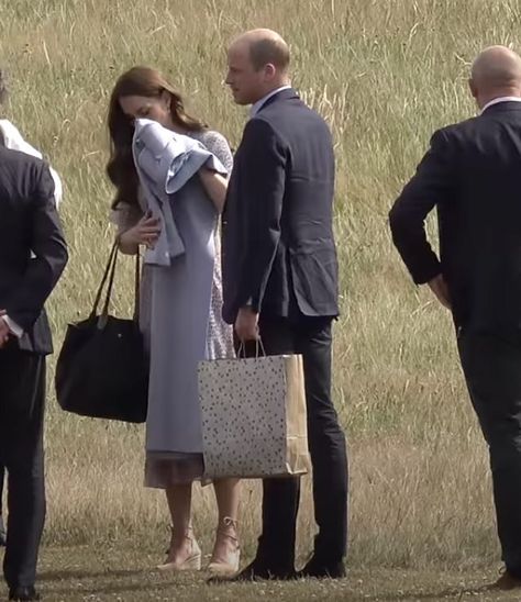 Longchamp Kate Middleton, Kate Middleton Longchamp, Longchamp Le Pliage Outfit, Everyday Handbags, Kate Middleton Dress, Pack Like A Pro, Mom Of Three, Kate Middleton Outfits, Everyday Handbag