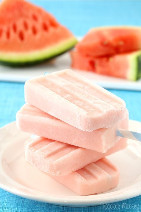 .Watermelon Homemade Popsicle #recipe #treats Watermelon Yogurt, Hemgjord Glass, Watermelon Pops, Watermelon Popsicles, Yogurt Pops, Yogurt Popsicles, Dessert Aux Fruits, Homemade Popsicles, Watermelon Recipes