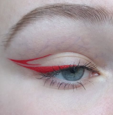 Red Cat Eye Makeup, Red Eyeliner Looks Hooded Eyes, Colored Eyeliner Ideas, Simple Graphic Eyeliner Ideas, Red Eyeliner Makeup Looks, Graphic Eyeliner Ideas For Hooded Eyes, Easy Eyeliner Ideas, Graphic Liner Easy, Brown Graphic Liner