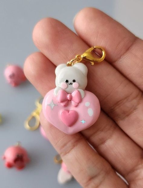 Air Dry Clay Jewellery Ideas, Clay Art Keychain Cute, Molded Clay Art Keychain, Clay Keychain Aesthetic, Serotonin Decor, Clay Crafts Keychain, Clay Art Keychain, Keychain With Clay, Bear Clay