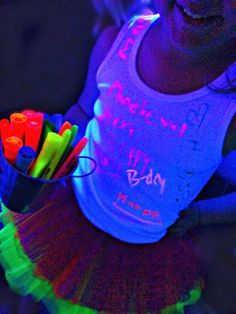 Neon Outfits Party Glow, Glow In The Dark Dance, Neon Dance Party, Dance Birthday Party, Glow In Dark Party, Garage Party, Neon Birthday Party, Neon Accessories, Dance Party Birthday