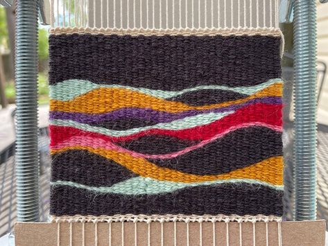 Loom Weaving Wall Art, Small Weaving Projects, Tapestry Weaving Ideas, Colorful Weaving, Tapestry Weaving Techniques, Frame Loom Weaving, Tapestry Loom Weaving, Art Yarn Weaving, Weaving Patterns Design