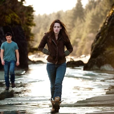 Twilight Autumn, Mariana Foster, Bella Core, Cringe Culture, Bella Swan Aesthetic, La Push Beach, Kristen Stewart Twilight, Moon Vibes, Twilight Outfits