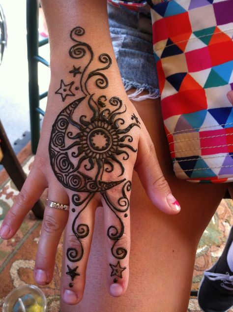 Grunge Henna Tattoo, Funky Henna Designs, Henna Designs Alt, Moon And Sun Henna, Henna Y2k Design, Henna Inspo Aesthetic, Grunge Henna Designs, Non Traditional Henna, Festival Henna