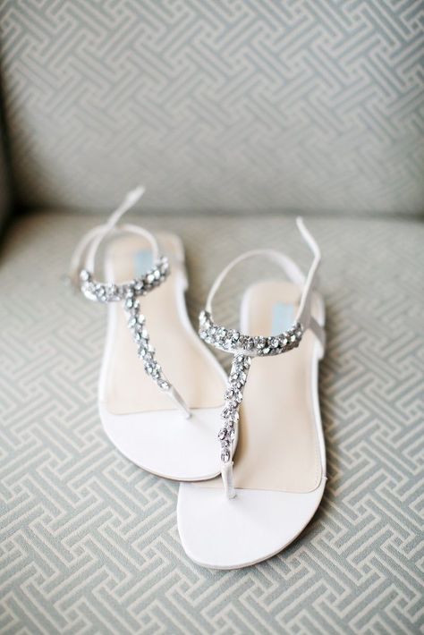 Comfy Wedding Sandals to Blow Your Mind Away Wedding Shoes Flats Sandals, Bride Sandals, Summer Wedding Shoes, Sandal Tali, Beach Wedding Sandals, Bridal Shoes Flats, Wedding Shoes Flats, Bridal Sandals, Shoes Flats Sandals