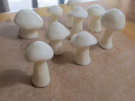 Fondant Mushrooms, Modeling Chocolate Figures, Forest Theme Cakes, Makeup With Eyeshadow, Mushroom Cupcakes, Mushroom Cake, Fondant Tips, Hunting Theme, Applying Eyeshadow