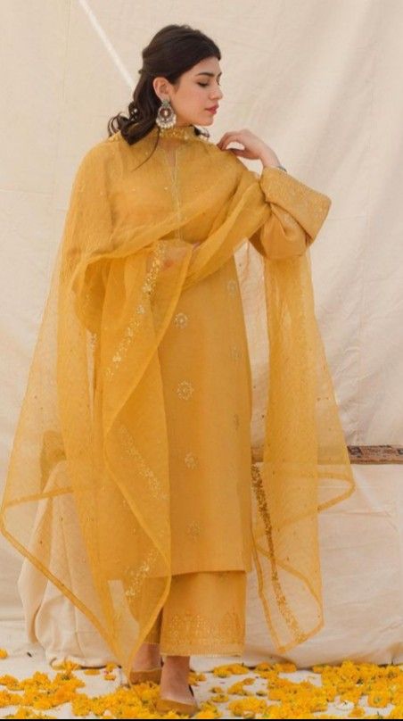 Yellow Punjabi Suit Party Wear, Yellow Suits Women Indian, Yellow Pakistani Suits, Pakistani Organza Suits, Yellow Organza Suit, Organza Suits Indian, Yellow Suit Indian, Haldi Suit, Mayon Dress