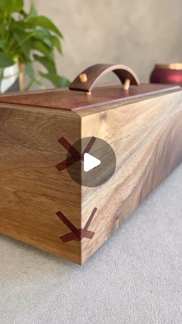 Wood Boxes Ideas, Keepsake Box Diy, Wooden Box Plans, Wooden Box Crafts, Wood Box Design, Old Wood Projects, Bandsaw Boxes, Wooden Box Diy, Custom Wooden Boxes