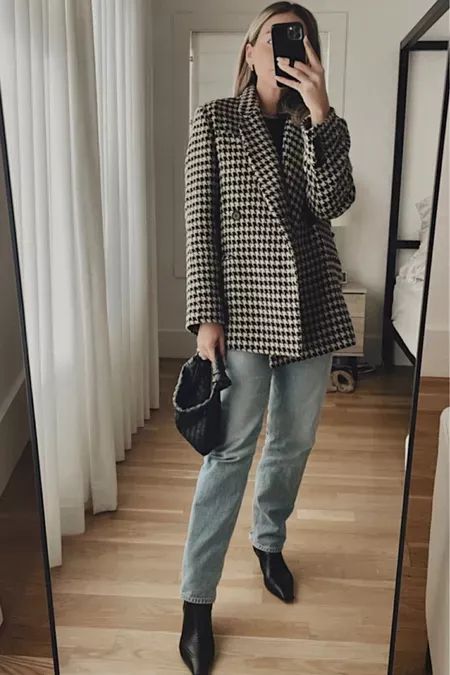 Houndstooth Blazer Outfit Street Style, Kaia Blazer, Street Style Blazer, Houndstooth Blazer Outfit, Blazer Outfits Street Style, Houndstooth Outfit, Blazer And Jeans, Shacket Outfit, Beige Outfit