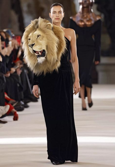 Schiaparelli Animal, Schiaparelli Runway, Maison Schiaparelli, Lion Dress, Schiaparelli Couture, Black Velvet Gown, Shalom Harlow, Haute Couture Paris, Vogue France