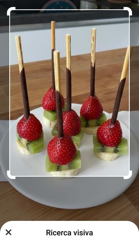 Fruit Fingerfood Appetizers, Fruits Party Ideas, Serving Ideas For Parties, Fruit Finger Food, Fruit Brochette, Party Fruit Ideas, Fruit Party Ideas, Dessert Kabobs, Instant Pot Chicken Recipes