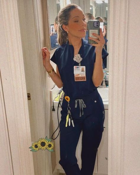 Pregnant Nurse Outfit, Nursing School Fits, Figs Nurse Aesthetic, Figs Outfit Scrubs, Nursing School Outfit Ideas, Figs Scrubs Aesthetic, Cna Outfits, Nurse Ootd, Nurse Outfit Aesthetic