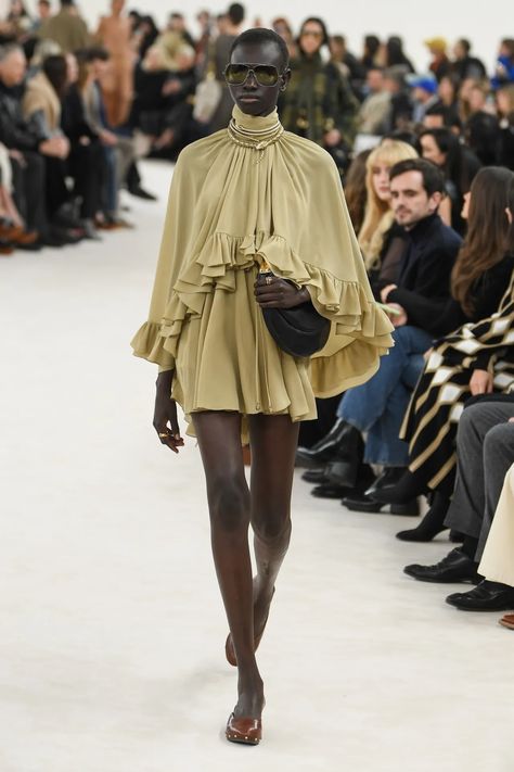 Chloé Fall 2024 Ready-to-Wear Runway, Fashion Show & Collection Review [PHOTOS] Runway Fashion Looks, Chloe Fashion, Best Winter Outfits, Fall Winter Trends, Boho Trends, Fall Lookbook, Show Collection, Boho Chic Outfits, Style Inspiration Fall