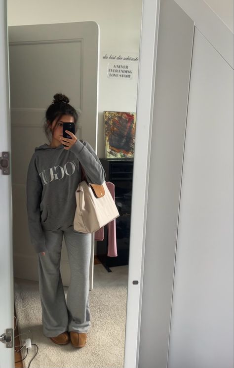 Baggy Sweatpants And Hoodie Outfit, Cozy Joggers Outfit, Loose Grey Sweatpants Outfit, Wide Grey Sweatpants Outfit, Grey On Grey Outfit Sweats, Cream Longchamp Bag, Grey Sweatpants Outfit Girl, Grey Sweatpants And Hoodie Outfit, Grey Crewneck Outfit Aesthetic