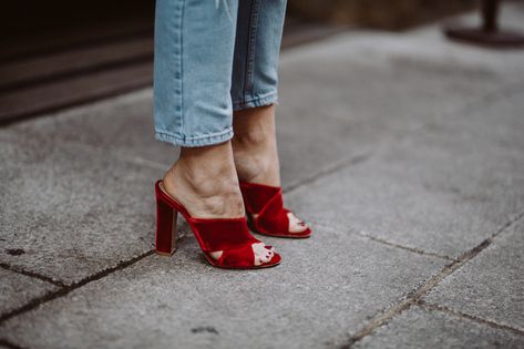 Red Velvet Mules by Gianvito Rossi - Bikinis & Passports White Shirt And Blue Jeans, Heels Outfits, Carrie Bradshaw, Shoe Closet, Looks Chic, Crazy Shoes, Pretty Shoes, Shoe Obsession, Wearing Red