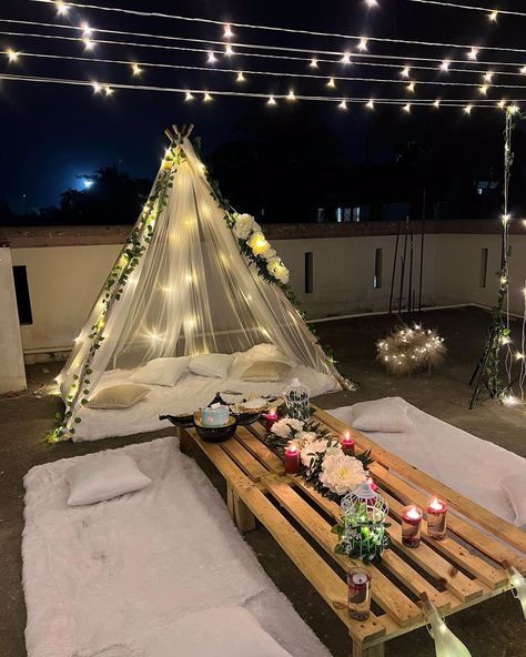 Terrace Dinner Decor Night, Terrace Picnic Ideas, Terrace Bday Decoration Night, Bday Tent Ideas, Tent Bday Decoration, Balcony Tent Ideas, Terrace Tent Ideas, Terrace Dinner Decor, Terrace Bday Decoration