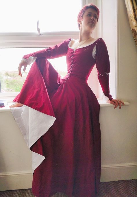 This lovely 14th century inspired kirtle is made out of 100% cotton and laces up the front with sleeves that detach at both the shoulders and the elbows with metal eyelets. Can be used for historical reenactment (but not historically accurat) and LARP.  Shift is not included. COOL WASH ONLY!! Medieval Kirtle, 14th Century Dress, Middle Ages Dress, 14th Century Fashion, Medieval Dress Peasant, 14th Century Clothing, Dress Medieval, Tudor Dress, Century Dress