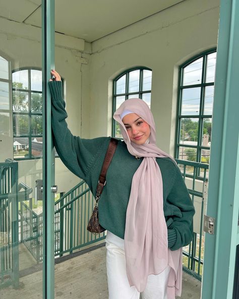 Western Hijab Style, Green Ootd Hijab, Comfy Hijab Outfit, Green Hijab Outfit, Hijabi Wardrobe, Hijabi Summer, Hijab Trend, Hijab Fits, Hijab Fashion Summer