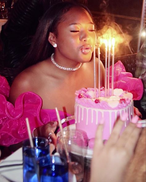 Club Birthday Decorations, Pink Birthday Black Women, Fun Birthday Shoot Ideas, Cash App Card Design Ideas Aesthetic, Birthday Dinner Black Women, Sweet 16 Birthday Photoshoot Ideas, 17th Birthday Ideas, Birthday Goals, Cute Birthday Pictures