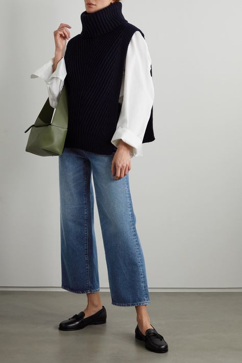 Cropped Jeans Winter Outfit, Totême Outfit, Wide Jeans Outfit Summer, Ankle Length Jeans Outfits, Straight Leg Cropped Jeans Outfits, How To Wear Wide Leg Cropped Jeans, Wide Leg Blue Jeans Outfit, Wide Cropped Jeans Outfit, Wide Leg Jeans Outfit Winter Casual