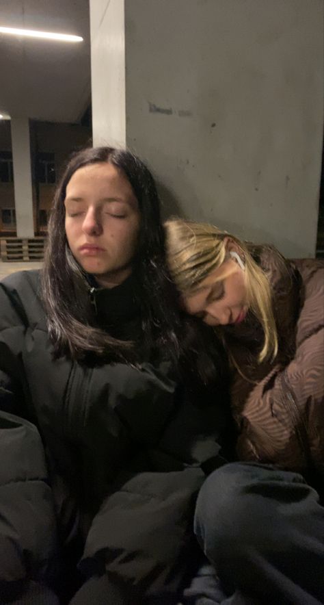 Blond And Brown Hair Best Friends, Friends At Night Aesthetic, Grace Core, Aesthetic Best Friends, Platonic Soulmate, At Night Aesthetic, Friends At Night, Brown And Blonde, Group Aesthetic