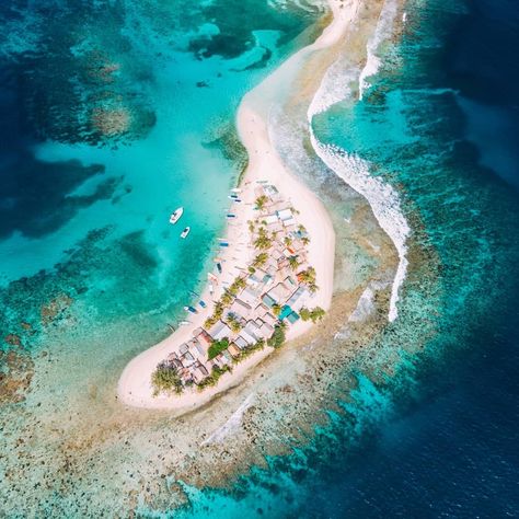 Cayos Cochinos, Islas de la Bahía, Honduras West Bay Roatan Honduras, Honduras Background, Honduras Culture Aesthetic, Infinity Bay Roatan Honduras, Tegucigalpa Honduras, Honduras, Beach Life, Shades Of Blue, Shades