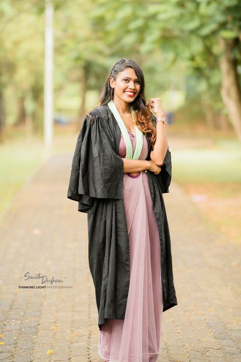 Convocation Outfit Graduation Indian, Convocation Saree Ideas Graduation, Saree Graduation Look, Indian Graduation Outfits, Graduation Saree Outfit Ideas, Graduation Outfit Ideas Indian, University Graduation Outfit For Women, Graduation Gown Pictures, Graduation Saree Ideas