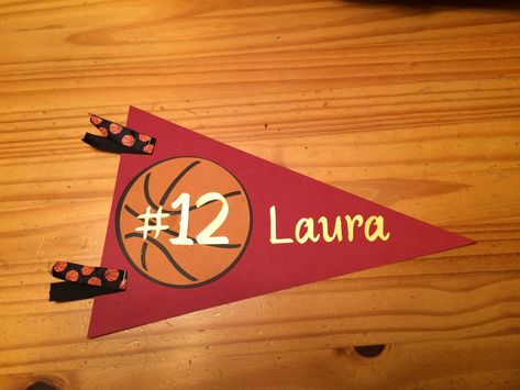 Hotel Door Hanger Signs - Made these for my daughter's basketball team's tournament. Locker Posters, Volleyball Bags, Girl Locker Decorations, Basketball Locker Decorations, Pep Squad, Basketball Senior Night, Basketball Signs, Sports Crafts, Locker Signs