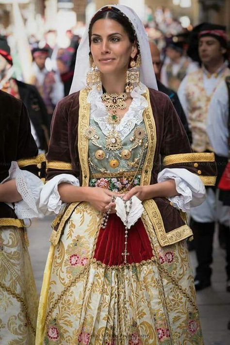 Italia 🇮🇹 Traditional Italian Clothing, Italian Traditional Dress, Costumes Around The World, Italian Dress, Italy Outfits, Italian Culture, Italian Women, Folk Dresses, Italian Outfits