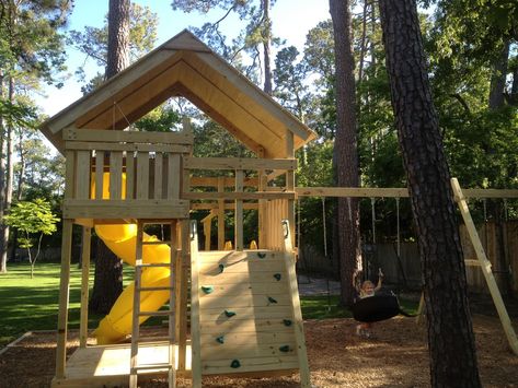 How to Build DIY Wood Fort and Swing Set Plans From Jack's Backyard. Learn how to build your own backyard wooden Gemini playset with do-it-yourself swing set plans and save money. Swingset Plans Diy, Playset Diy, Diy Swing Set, Playset Ideas, Outdoor Play Set, Playset Plans, Diy Fort, Swing Set Plans, Backyard Fort