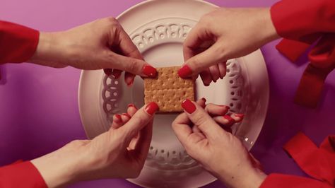 Wes Anderson Cinematography Inspiration, Rushmore Wes Anderson Aesthetic, Wes Anderson Food Photography, Wes Anderson Photoshoot Ideas, Wes Anderson Video, Wes Anderson Shots, Wes Anderson Aesthetic Wallpaper, Wes Anderson Food, Wes Anderson Living Room