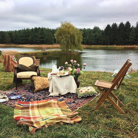 in search of cozy spaces — annewithane: The Lake of Shining Waters. (Anne The... Picnic Themes, Picnic Inspiration, Yennefer Of Vengerberg, Shotting Photo, Eden Hazard, Perfect Picnic, Dragon Age Inquisition, Picnic Set, Howls Moving Castle