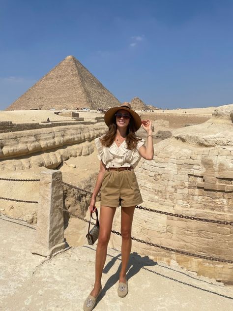 Dubai Dessert Outfits Ideas, Egypt Trip Outfit, Egypt Tourist Outfit, Egypt Holiday Outfits, Dahab Egypt Outfits, Egypt Outfit Ideas, Egypt Vacation Outfit, Egypt Aesthetic Outfits, Safari Aesthetic Outfit