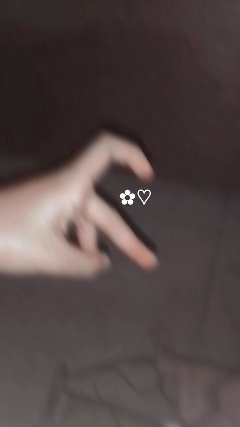 Hand Heart Aesthetic Dark, Aesthetic Hand Snaps, Hand Streaks Love, Aesthetic Hand Photos, Group Dpz For Whatsapp, Aesthetic Pictures For Instagram Dp, Same Dp For Couples, Whatsapp Profile Picture Aesthetic, Aesthetic Hand Pics