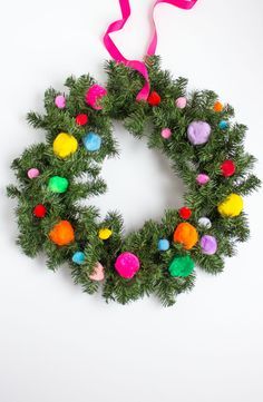 super simple diy pompom wreath Christmas Pompom, Pom Pom Wreath, Easy Christmas Wreaths, Homemade Christmas Decorations, Rainbows Christmas, Christmas Interiors, 50 Christmas, Diy Homemade, Diy Christmas Tree