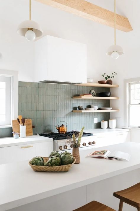 Green Tile Backsplash, Vaulted Ceiling Kitchen, Tall Kitchen Cabinets, Beamed Ceilings, Interior Vintage, Kitchen Ceiling, Green Tile, Kitchen Tile, Kitchen Tiles