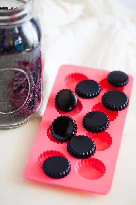 Homemade Elderberry Syrup Gummies | Immune Boosting Snack Elderberry Gummy Recipe, Elderberry Gummies Recipe, Sweets Homemade, Homemade Elderberry Syrup, Elderberry Syrup Recipe, Homemade Elderberry, Healthy Soda, Gummies Recipe, Elderberry Gummies