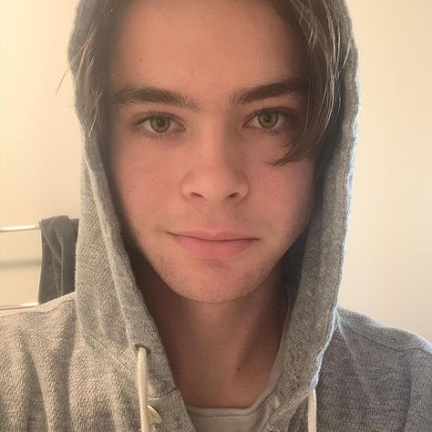 I LOVE HIS EYES. Hazelnut color ♥ Babysitter Movie, Judah Lewis, Tv Actors, Jenna Ortega, Pinterest Board, My Crush, Celebrity Pictures, Nanny, Face Claims